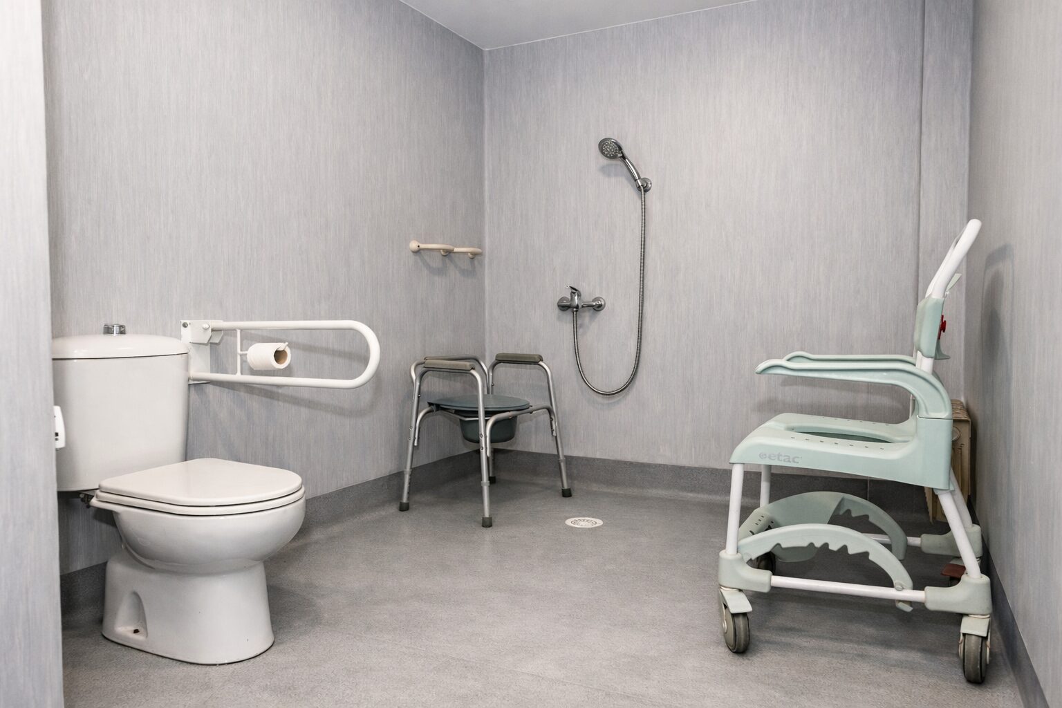 Baño confortable residencia para mayores en Oviedo